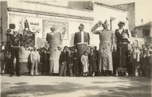 Os primeiros cabeçudos terão surgido no Carnaval de Torres Vedras em 1937, pelas mãos dos artistas Luís Faria e Amílcar Guerreiro.